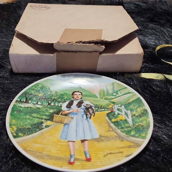 Knowles Plate with DOROTHY & TOTO on Yellow Path. 1977 - Picture 1 of 7